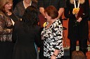 Patricia Čular, državna sekretarka na Ministrstvu za delo, družino in socialne zadeve ter Ivana Pelko, prejemnica Zahvalne listine za izjemno osebnost leta 2012