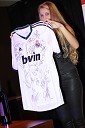 Tajda Lah, hostesa in uradni dres nogometne ekipe FC Real Madrid z podpisi igralcev