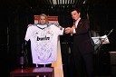 Tajda Lah, hostesa, uradni dres nogometne ekipe FC Real Madrid z podpisi igralcev ter Mitja Šeško član Rotaract Cluba Maribor