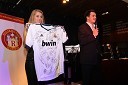 	Tajda Lah, hostesa, uradni dres nogometne ekipe FC Real Madrid z podpisi igralcev ter Mitja Šeško član Rotaract Cluba Maribor