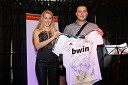 	Tajda Lah, hostesa, uradni dres nogometne ekipe FC Real Madrid z podpisi igralcev ter Aleš Borko