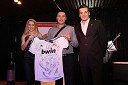 Tajda Lah, hostesa, uradni dres nogometne ekipe FC Real Madrid z podpisi igralcev, Aleš Borko ter Mitja Šeško član Rotaract Cluba Maribor