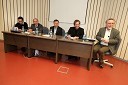 Robert Presker, prorektor za študentska vprašanja Univerze v Mariboru, prof. dr. Dušan Zbašnik, predstojnik katedre za mednarodno menjavo na EPF UM, prof. dr. Danijel Rebolj, rektor Univerze v Mariboru, Vladimir Rukavina Gogo, direktor Narodnega doma Maribor, mag. Franci Pivec, kulturnik in filozof