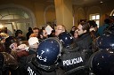 Protestniki; policisti