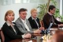 Prof. dr. Karin Stana Kleinschek, 
prorektorica za znanstvenoraziskovalno dejavnost UM, prof. dr. Danijel 
Rebolj, rektor Univerze v Mariboru; doc. dr. Lučka Lorber, prorektorica 
za razvoj kakovosti UM; prof. dr. Zdravko Kačič, prorektor za finančne 
zadeve UM