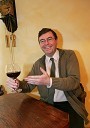 Dirigent Simon Robinson je velik poznavalec vin, najraje pa popije kapljico rdečega