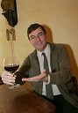 Dirigent Simon Robinson je velik poznavalec vin, najraje pa popije kapljico rdečega