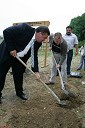 Stanko Gregorec, župan občine Kobilje, Franc Kangler, mariborski župan in Štefan Varga, vinogradnik in skrbnik trte