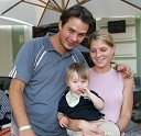 Ahac Pinter, novinar na televiziji RTS z ženo Tino in sinom