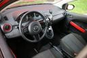 Mazda2 1.3i Tamura, črno-rdeča barvna kombinacija notranjosti