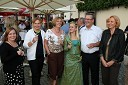 Majda Dreisiebner, mariborska vinska kraljica in Milan Razdevšek, direktor Zavoda za turizem Maribor z ekipo Zavoda za turizem Maribor
