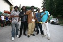 Macka B, reggae glasbenik (v sredini) s skupino