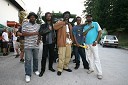 Macka B, reggae glasbenik (v sredini) s skupino