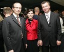 Klaudija Cigan, vodja znamke Seat z možem Damijanom (levo) in Branko Slak, direktor uprave na Ministrstvu za notranje zadeve in višji policijski svetnik
