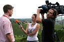 Darko Pukl, organizator izbora Lepotice slovenskega podeželja, Barbara Potočar, novinarka oddaje E+ na Kanalu A in snemalec