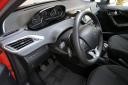 Peugeot 208 Allure 1.2 PureTech 110 Stop&Start, merilniki so potisnjeni proti steklu, volan pa v naročje voznika