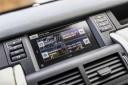 Land Rover Discovery Sport 2.0 TD4 HSE, klasično integriran zaslon v kokpitu