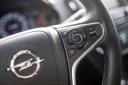 Opel Insignia 2.0 CDTi ECOTEC Cosmo, upravljanje s potovalnim računalnikom na volanu