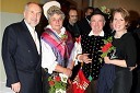 Dr. Valentin Inzko, avstrijski veleposlanik, njegova žena Barbara Fink in obiskovalca v slovenskih narodnih nošah