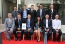 Skupinska fotografija sodnikov tekmovanja iz Slovenije s predsednikom in podpredsednikom tekmovanja Coupe Georges Baptiste