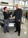 Nada Turk, dobitnica Jeklenega zapeljivca leta 2007 Honde CR-V in Zoran Polič, direktor podjetja AC Mobil