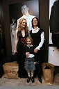 Zlata Zavašnik, oblikovalka oblačil in lastnica ter direktorica podjetja Sens d.o.o. s hčerkama Aleksandro in Laro