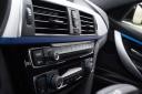 BMW 330e iPerformance, modra črta ponazarja e-tehnologijo