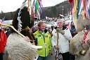 Bojan Križaj, nekdanji slovenski smučar s spremljevalko in Tone Vogrinec s kurenti