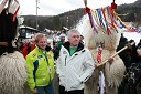 Bojan Križaj, nekdanji slovenski smučar s spremljevalko in Tone Vogrinec s kurenti