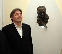 Vasko Simoniti, minister za kulturo in kip Marjane Kozine, prvega upravnika Slovenske filharmonije