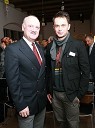 Klemens Nowotny, predsednik uprave Raiffeisen Banke d.d. in Rok Flander, deskar na snegu
