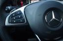 Mercedes-Benz CLA 220d, za multifunkcijskim volanom sta ušesi za ročno pretikanje menjalnika