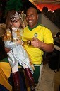 Plesalec brazilske skupine Viva Brasil z mlado obiskovalko
