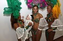 Plesalke brazilske skupine Viva Brasil in mladi obiskovalec