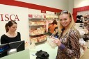 Prodajalka in Nadiya Bychkova, plesalka in TV voditeljica