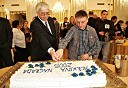 Aleks Štakul, nekdanji generalni direktor RTV Slovenija in igralec Andrej Rozman Roza, dobitnik Ježkove nagrade 2005 med razrezom torte