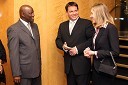 Leslie Mabangambi Gumbi, veleposlanik Južnoafriške republike in Marko Smole, častni konzul Sejšelov z ženo