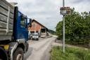 Prikazovalnik hitrosti »Vi vozite« opozarja voznike na lokalni cesti v Gostečah v Občini Škofja Loka