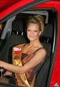 Neža Marolt iz Ljubljane, zmagovalka izbora Lepa soseda 2005 v novem avtomobilu