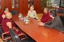 Tibetanski menihi, dr. Lučka Lorber, prodekanka za mednarodno sodelovanje in razvoj Filozofske fakultete UM in dr. Dragan Potočnik, predavatelj na Filozofski fakulteti in predsednik popotniškega društva Vagant