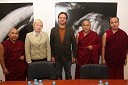 Tibetanski menihi, dr. Lučka Lorber, prodekanka za mednarodno sodelovanje in razvoj Filozofske fakultete UM in dr. Dragan Potočnik, predavatelj na Filozofski fakulteti in predsednik popotniškega društva Vagant