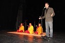 Tibetanski menihi in dr. Dragan Potočnik, predavatelj na Filozofski fakulteti in predsednik popotniškega društva Vagant