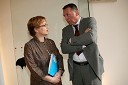 Maja Vojnovič, izvršna direktorica UNICEF Slovenija in Matjaž Potokar, direktor področja za korporativno komuniciranje KD Holding