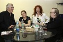 Zoran Predin, pevec z ženo Barbaro Lapajne Predin, Vita Mavrič, šansonjerka in gostiteljica večera in Arsen Dedić, pevec