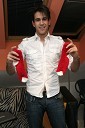 Pevec Domen Kumer z božičnimi nogavicami