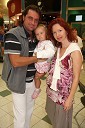 Samir Kobler, glasbenik in njegova žena Metka Klajderič Kobler, lastnica agencije Vulcano models s hčerko