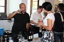 Boštjan Protner, vinar in Christel Guibert, sodnica revije Decanter in gostja iz Anglije