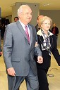 Andrej Bajuk, predsednik Nsi, z ženo med hitrim odhodom iz novinarskega središča