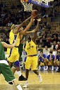 Košarkaška tekma Union Olimpija – Maccabi, boj pod košem (White, Maccabi, Milič, Olimpija in Fisher, Maccabi)