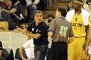 Efy Birenboim, trener Maccabija v besednem dvoboju s sodnikom